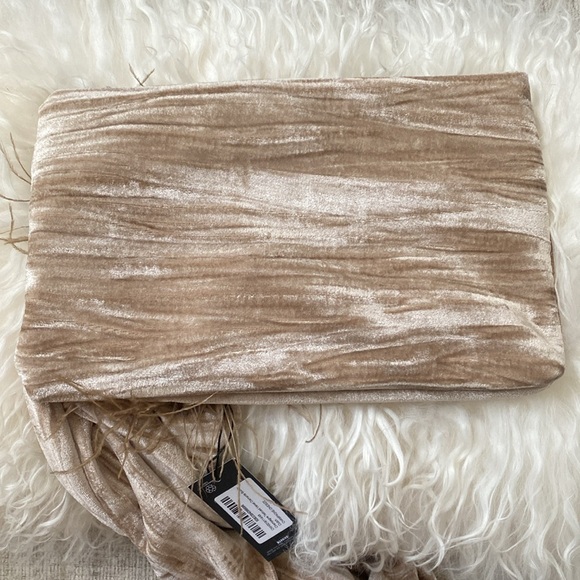 PrettyLittleThing Velvet Clutch NWT! - Picture 6 of 7